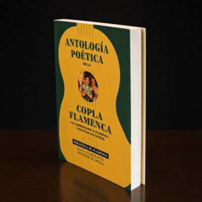 Libro físico de la Antología Poética de la Copla Flamenca sobre fondo oscuro, edición exclusiva con dedicatoria y chat con uno de los autores.